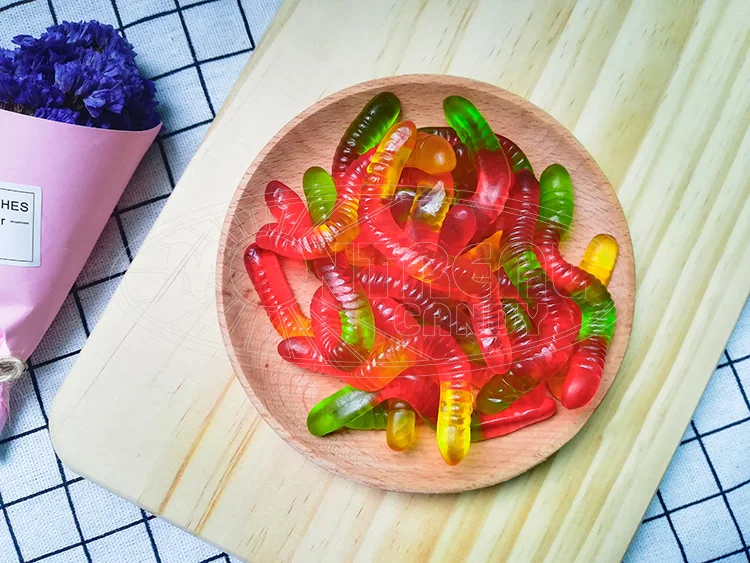 multi-color oil coated worms gummy candy