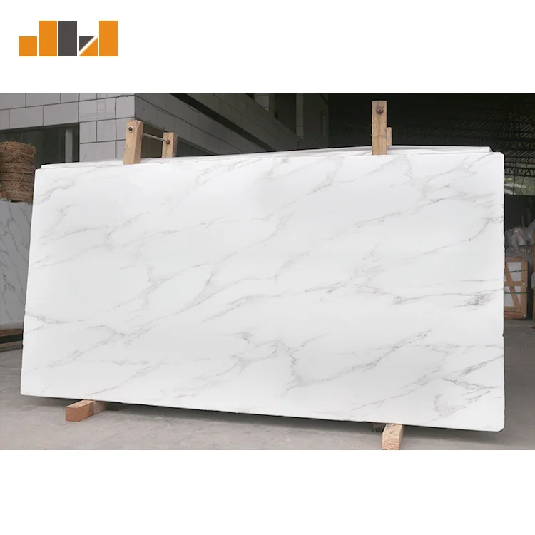 Простая облицовка стен, кухонная столешница, дизайнерская кристаллическая стеклянная панель