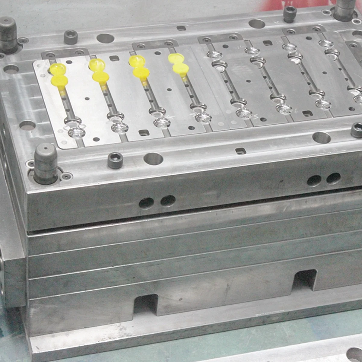 Taizhou shampoo detergent bottle plastic flip top unscrew cap mould