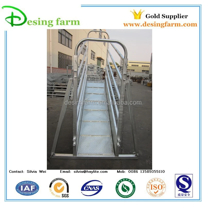Mobile cattle loading ramp for trailer