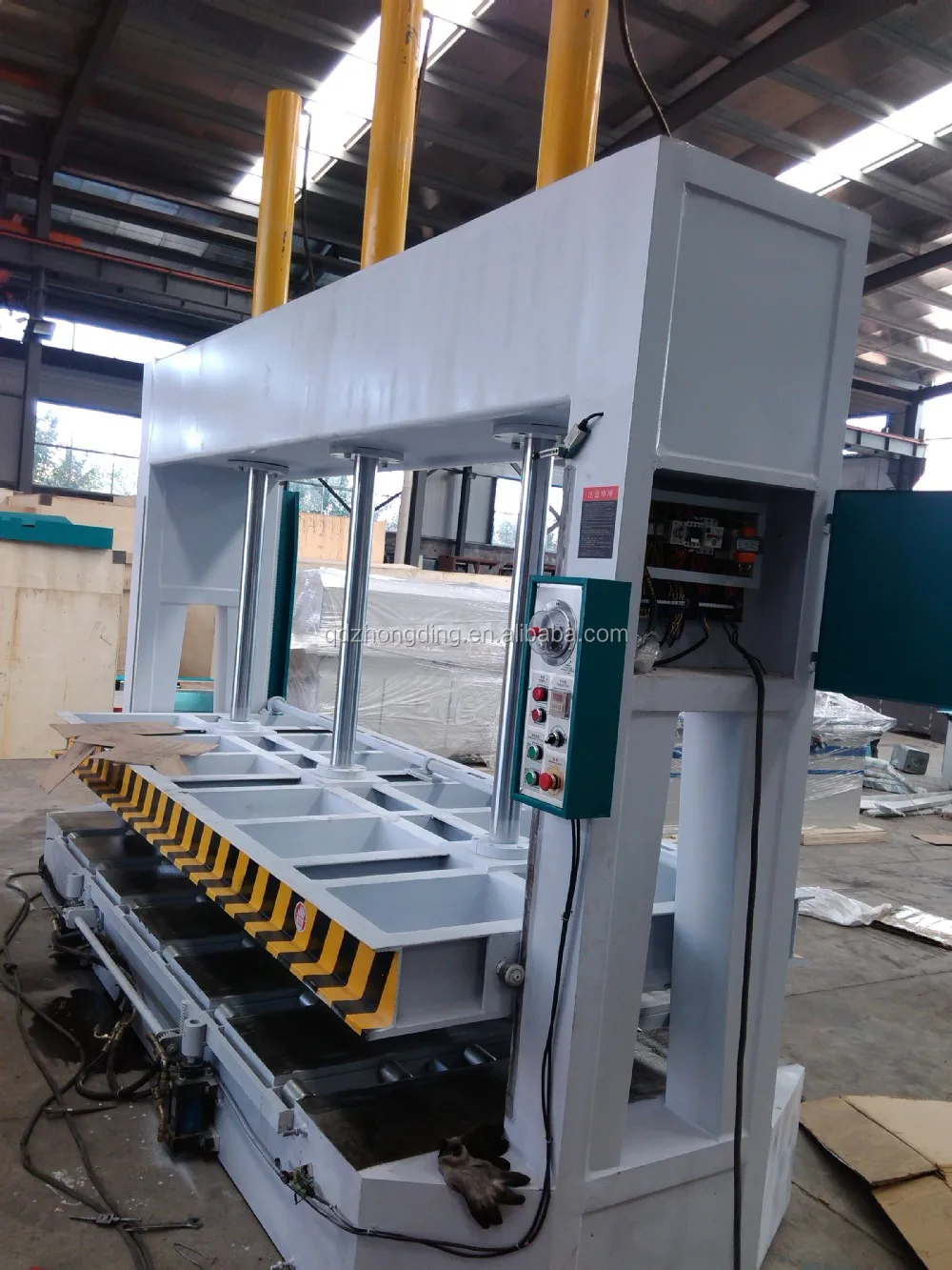 Автоматическая гидравлическая пресс машина для деревообработки мебельная машина для холодного отжима