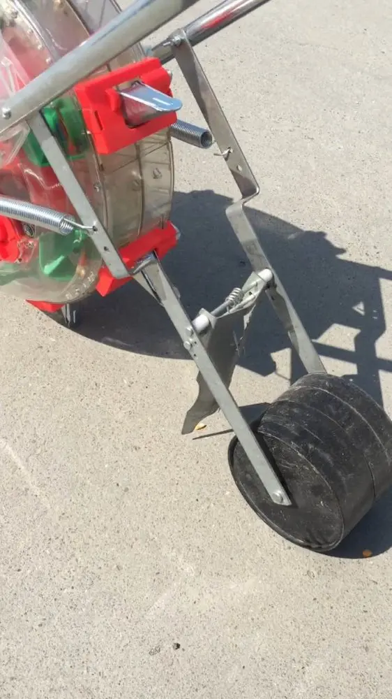 Hand-propelled corn, soybean, peanut, cotton and wheat seeder precision roller seeding