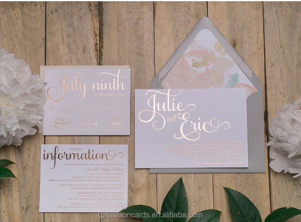 Конверт из фольги цвета розового золота с цветочным узором и подкладкой для свадебного приглашения