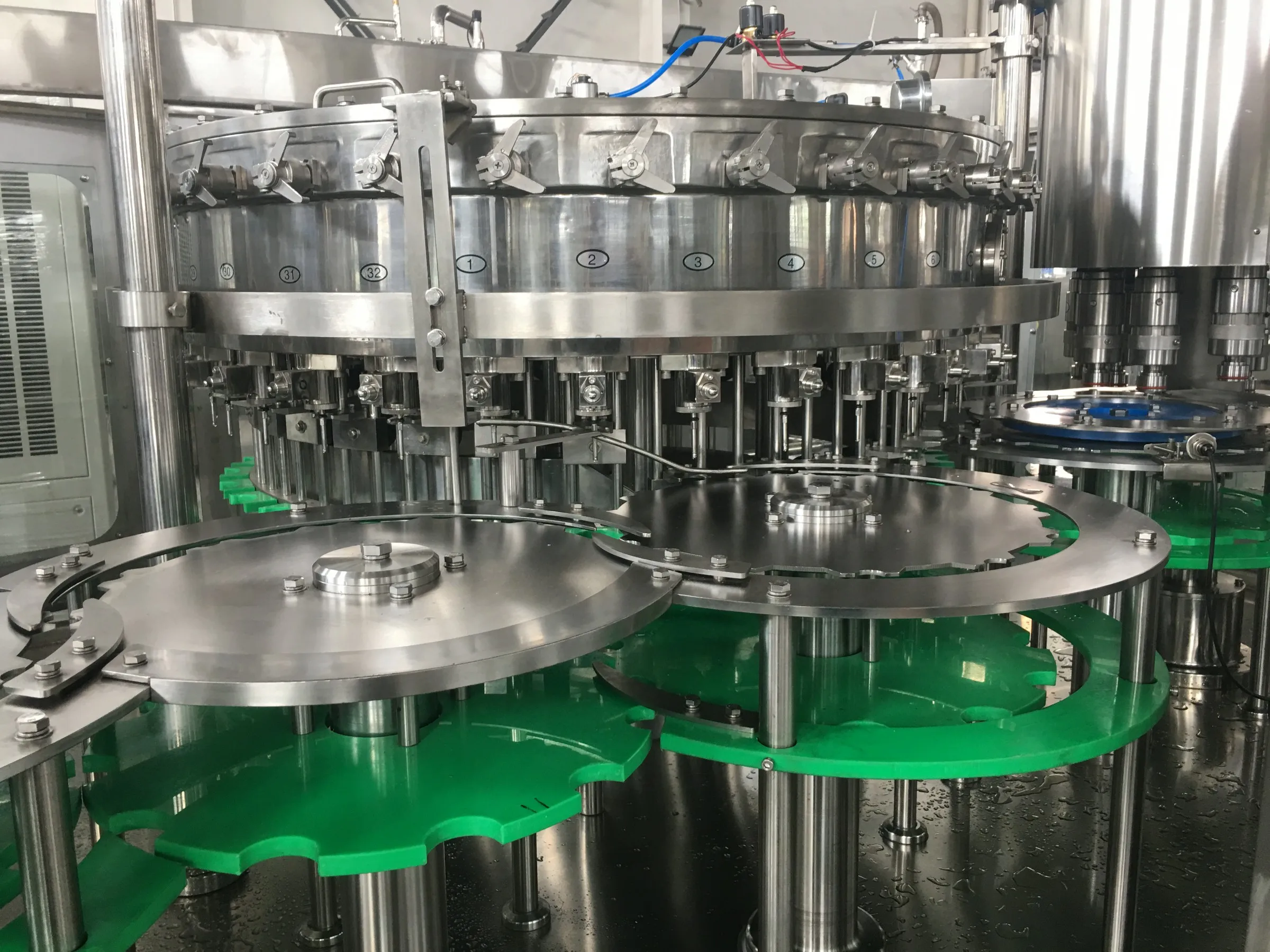 DCGF 32-32-10 10000bph газированная машина для наполнения газированной