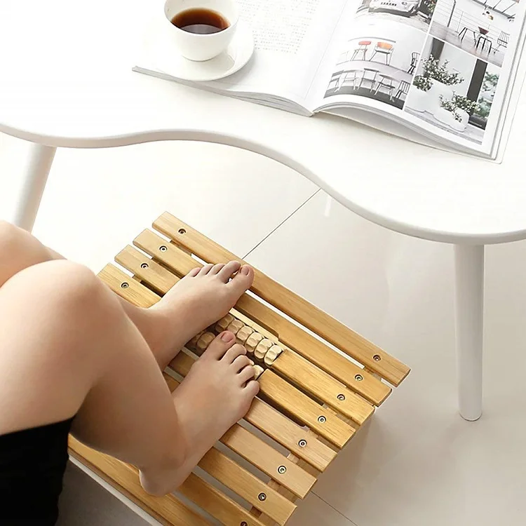 The multifunctional folding squatting stool