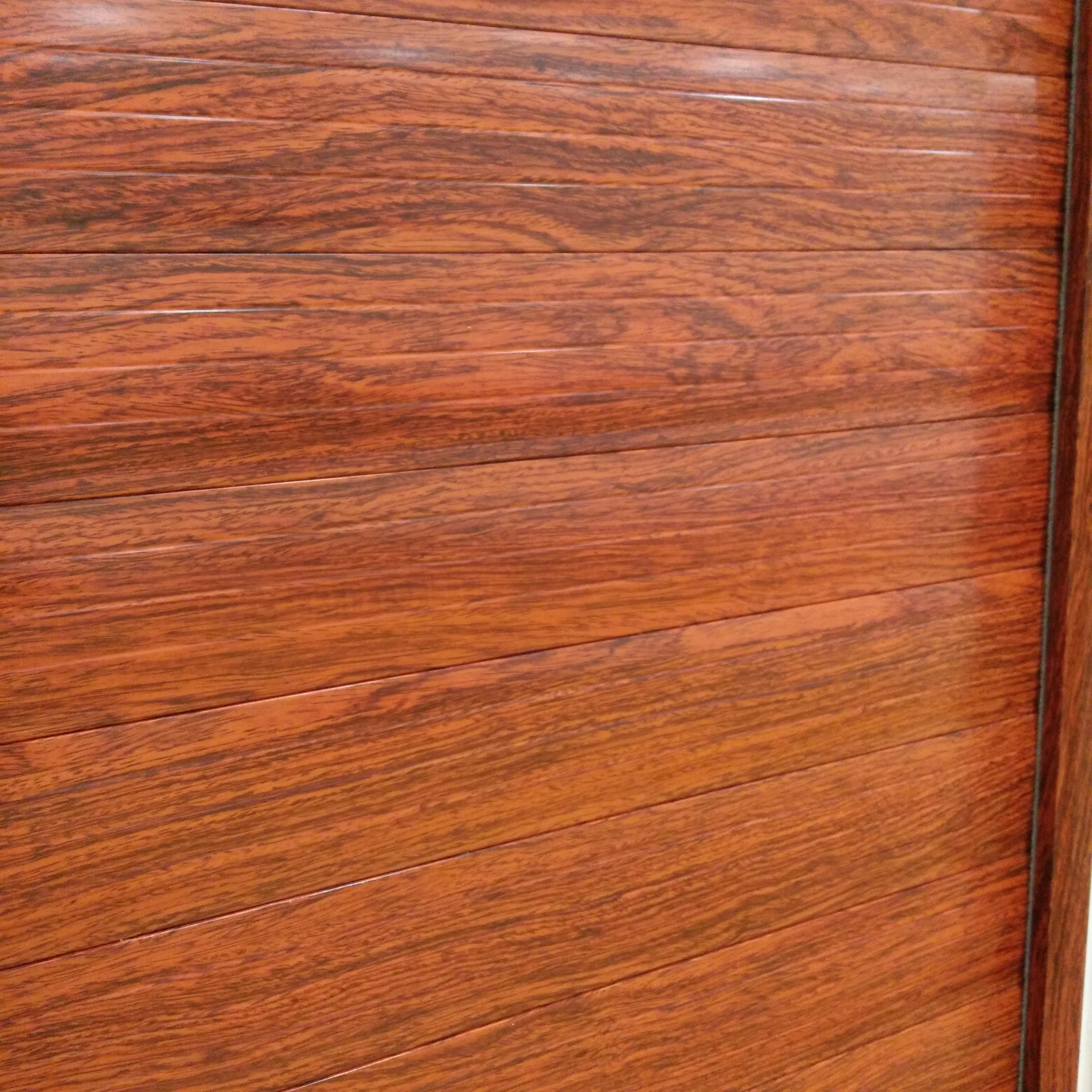 Roller gate for safe and durable aluminum profile