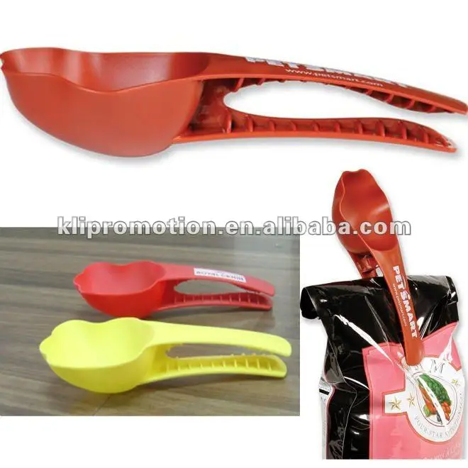 Pet food spoon with bag clip