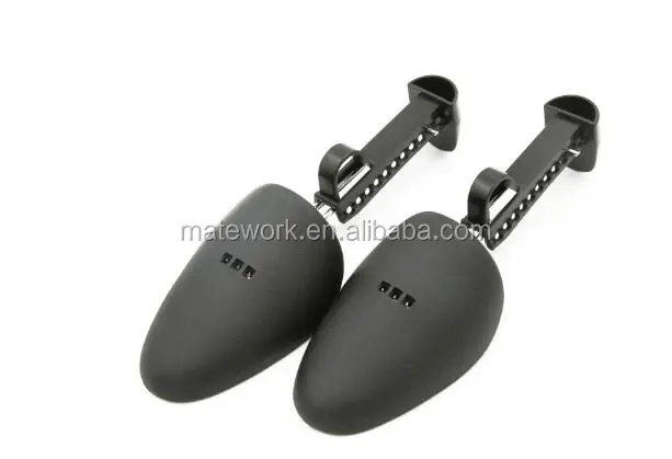 Мужские держат форму обуви дерево