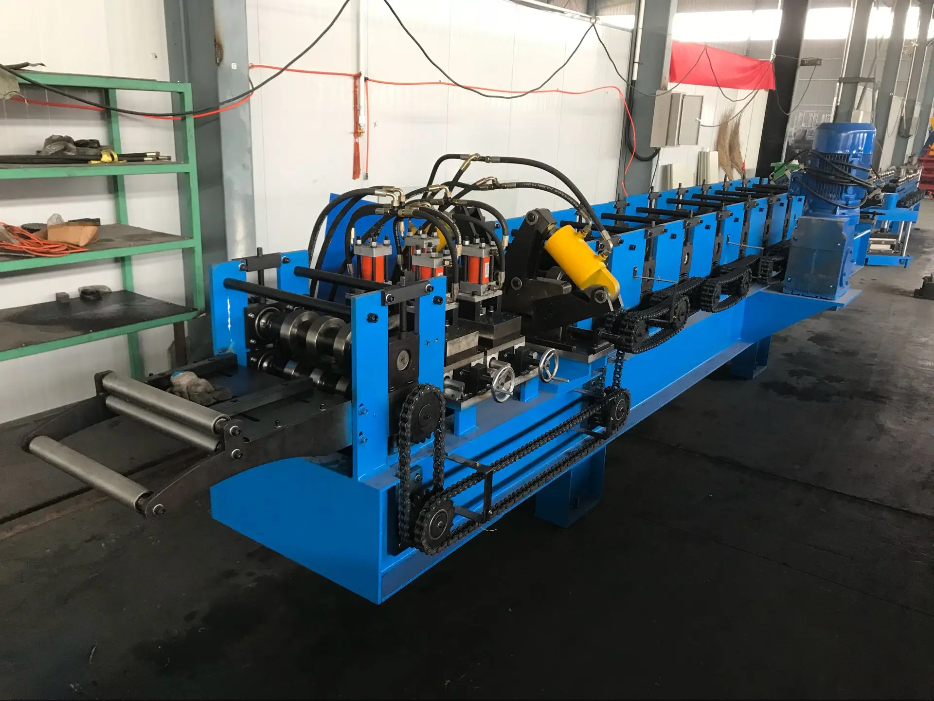 Автоматическая продвинутая металлическая сталь, оцинкованная сталь, водосточные желоба, кровельный лист, роликовая формовочная машина хорошего качества