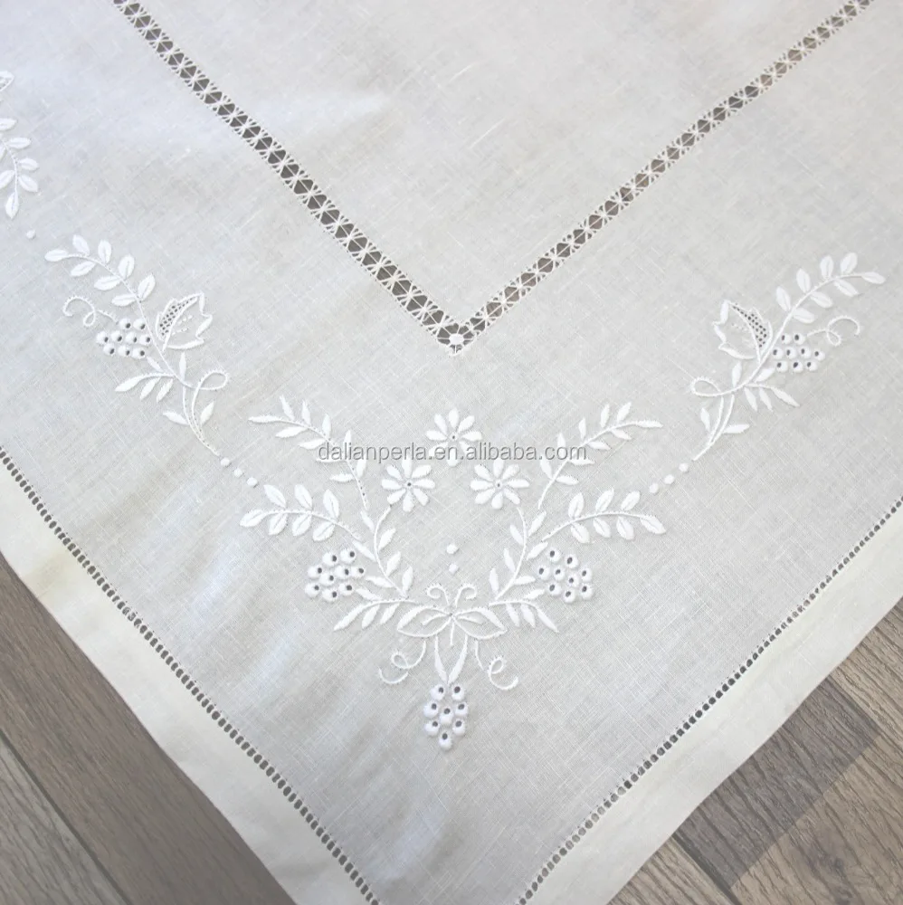 Белая льняная скатерть с ручной вышивкой