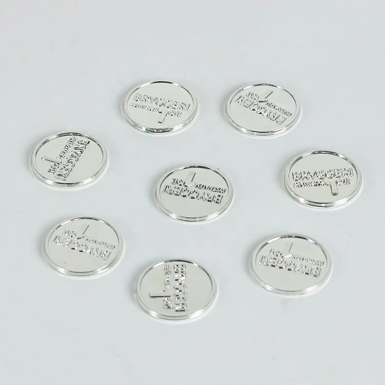 Простые пластиковые позолоченные монеты