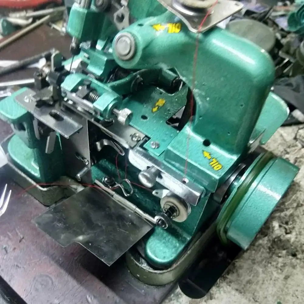 High accuracy overlock sewing machine with low noise