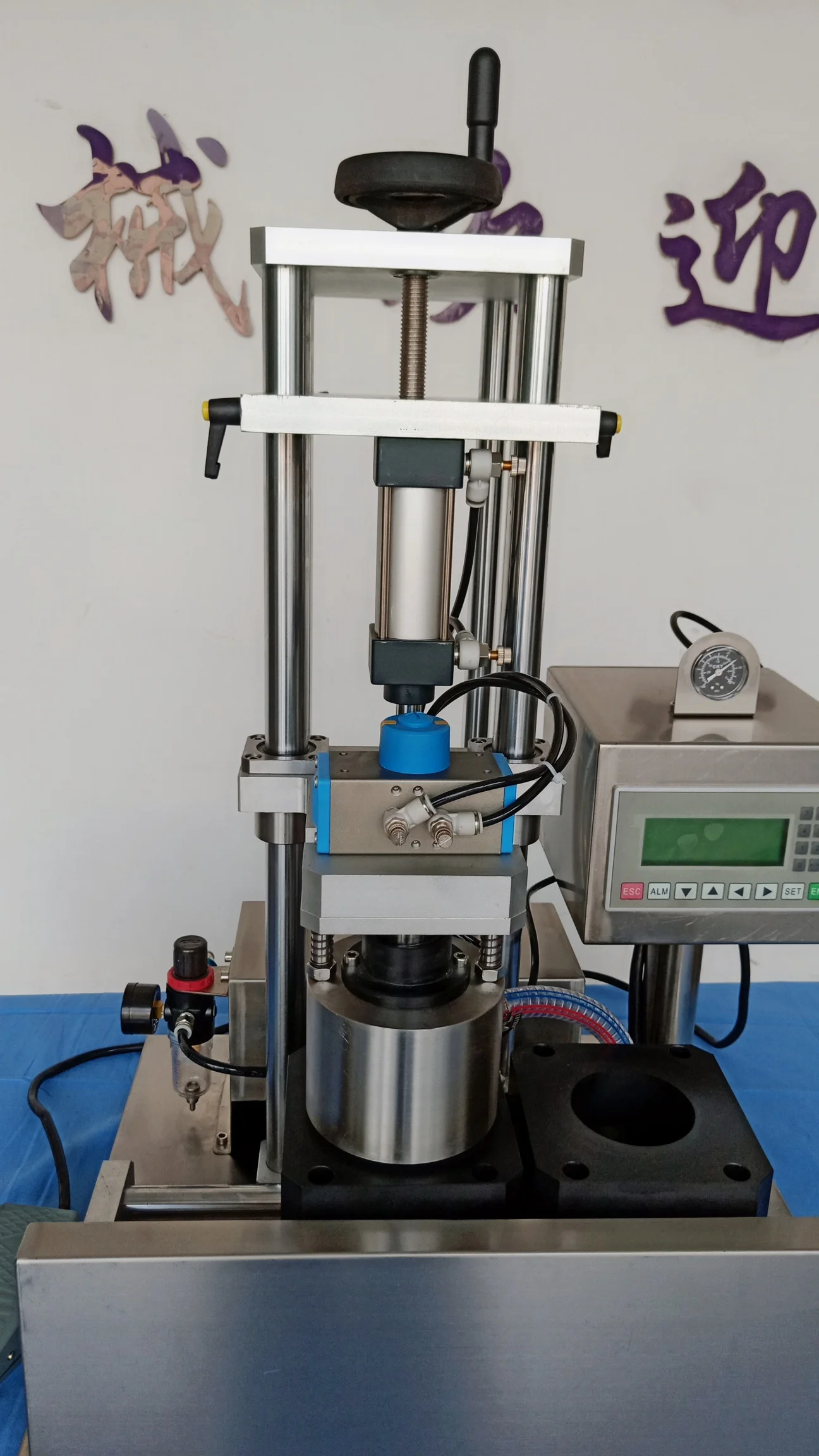 Semi auto glass bottle capper / chili sauce tinplate vacuum capping machine