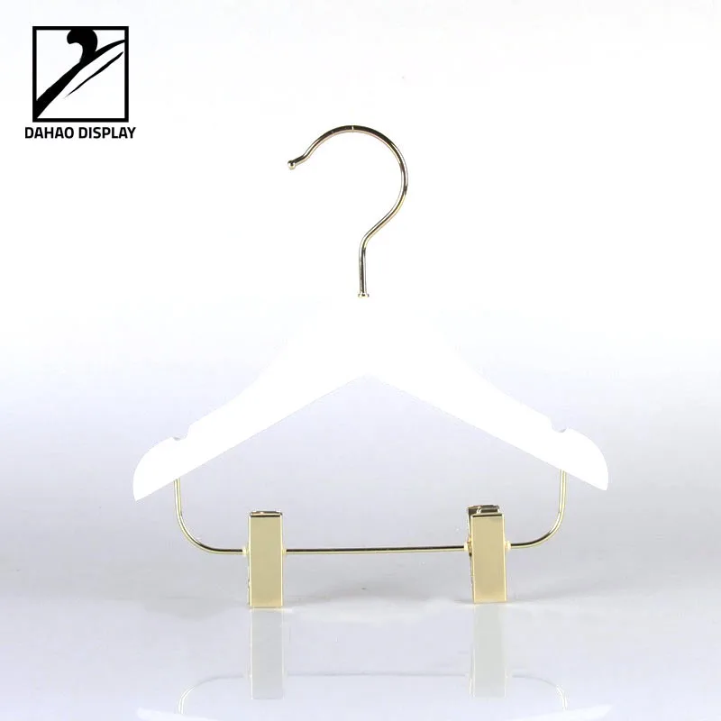 
Высококачественная деревянная детская вешалка для пальто с золотым крючком и зажимами 