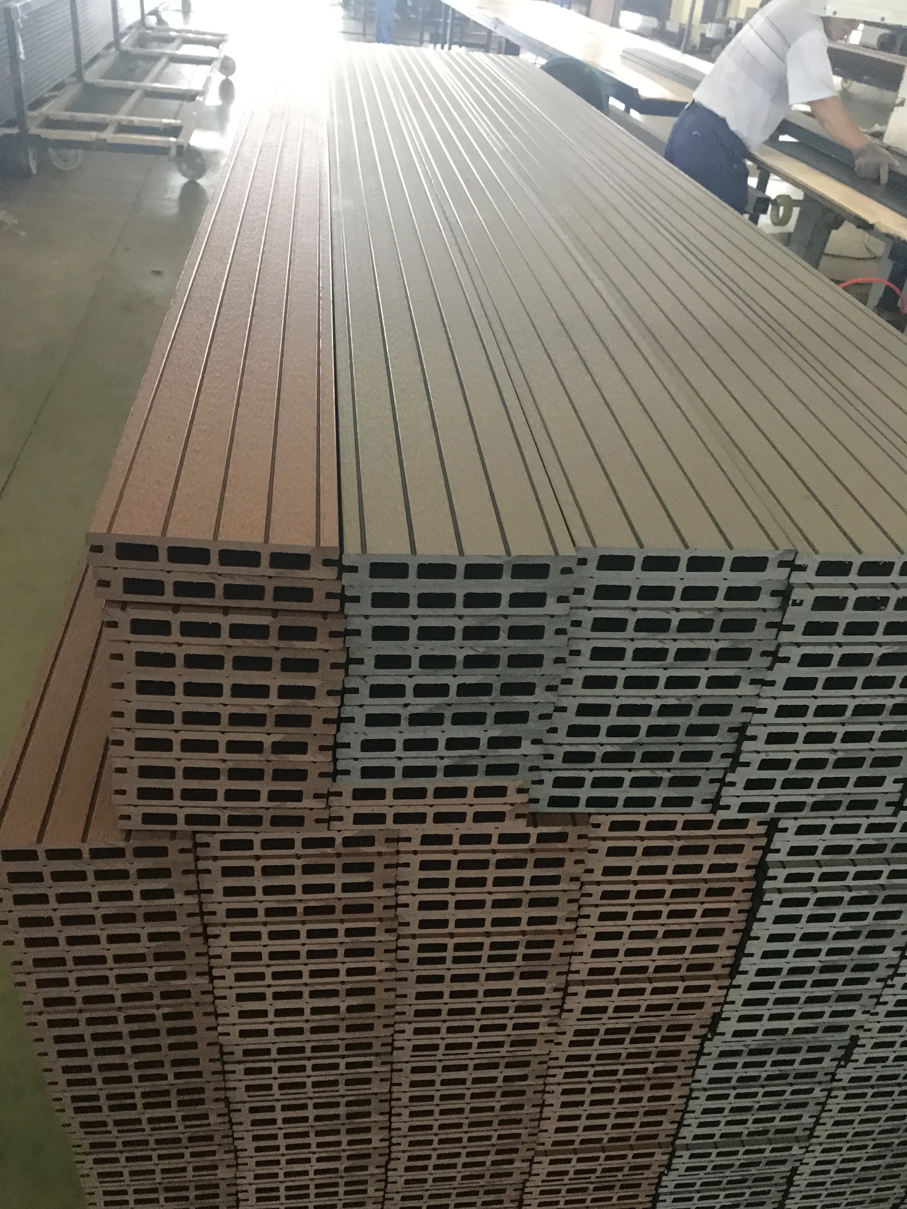 outside WPC decking Anti-slip water-proof weather resistance timber deck wood tile for Swimming pool