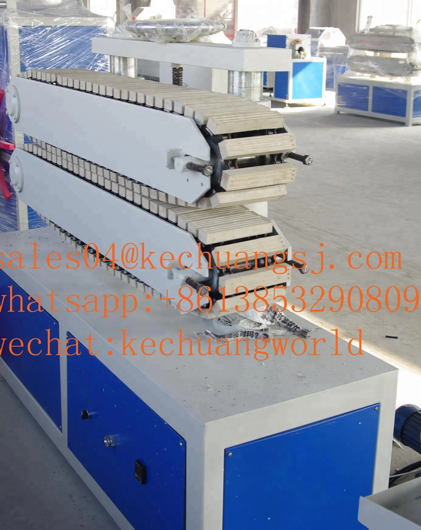 Two caterpillars PVC plastic pipe haul off machine traction machine