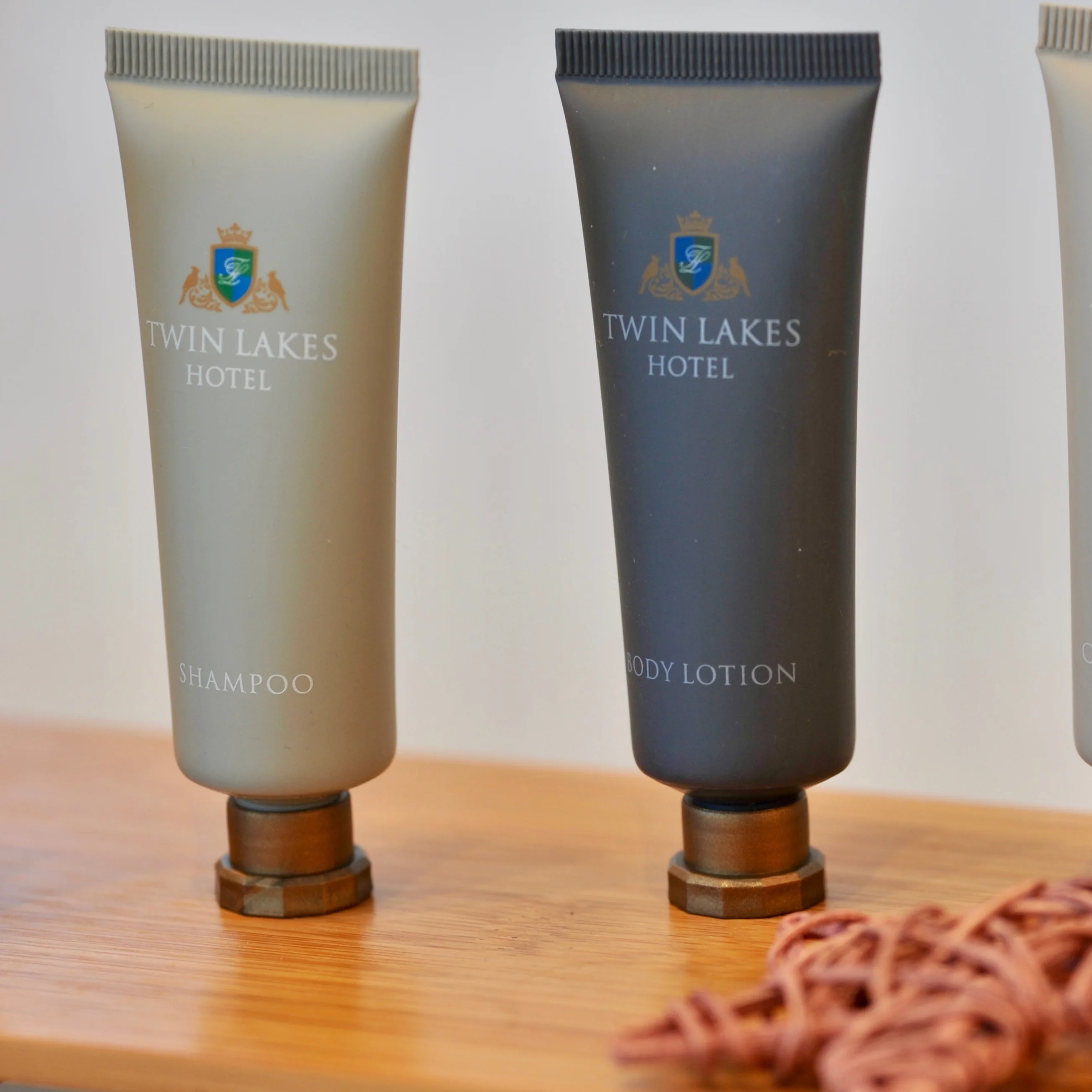 hot sale hotel supplies cosmetic tin packaging with shampoo and body creams
