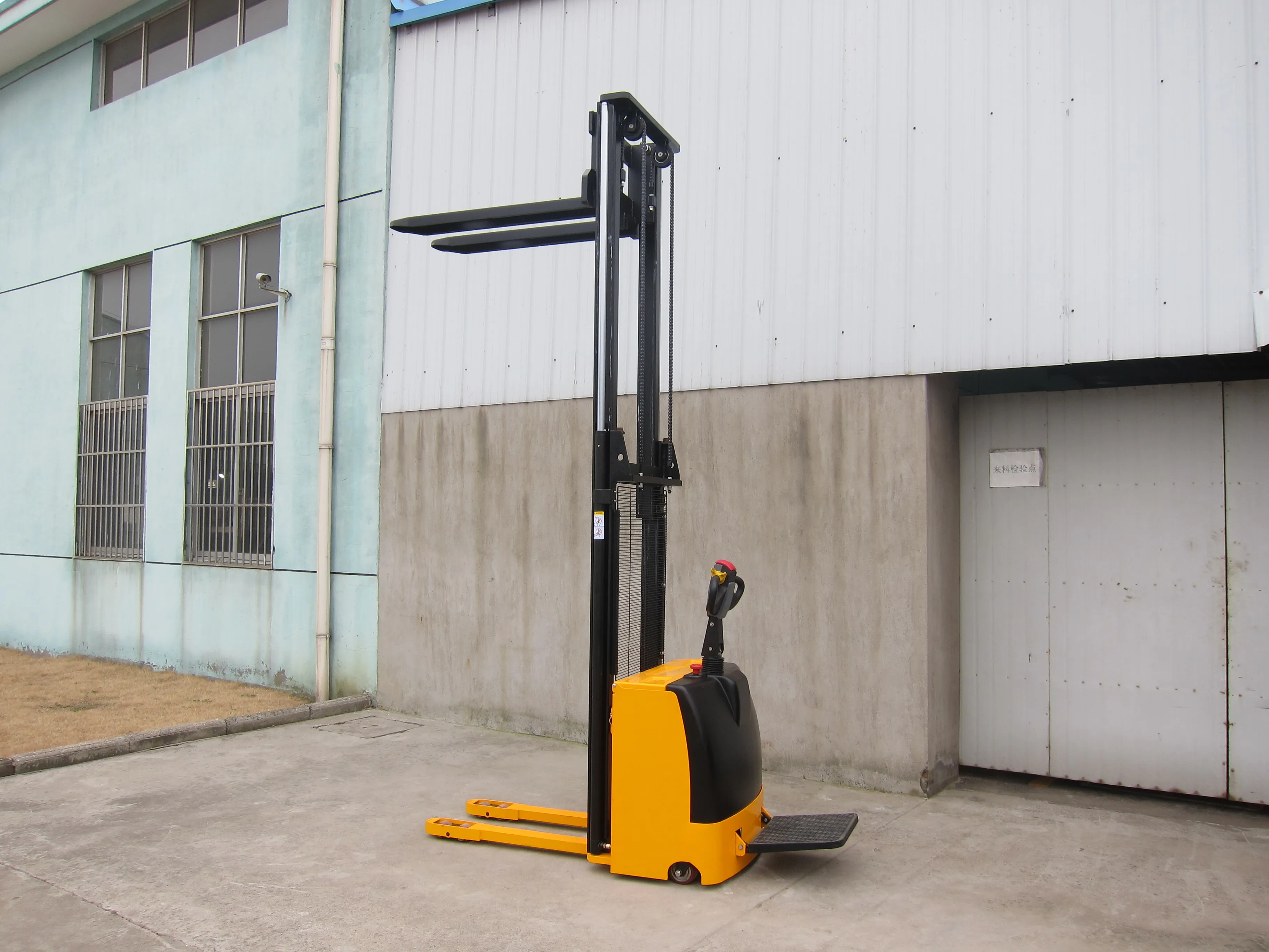 
1600kg Rider Electric Stacker Powered Pallet Lifter Maximum lifting height 4.0m 