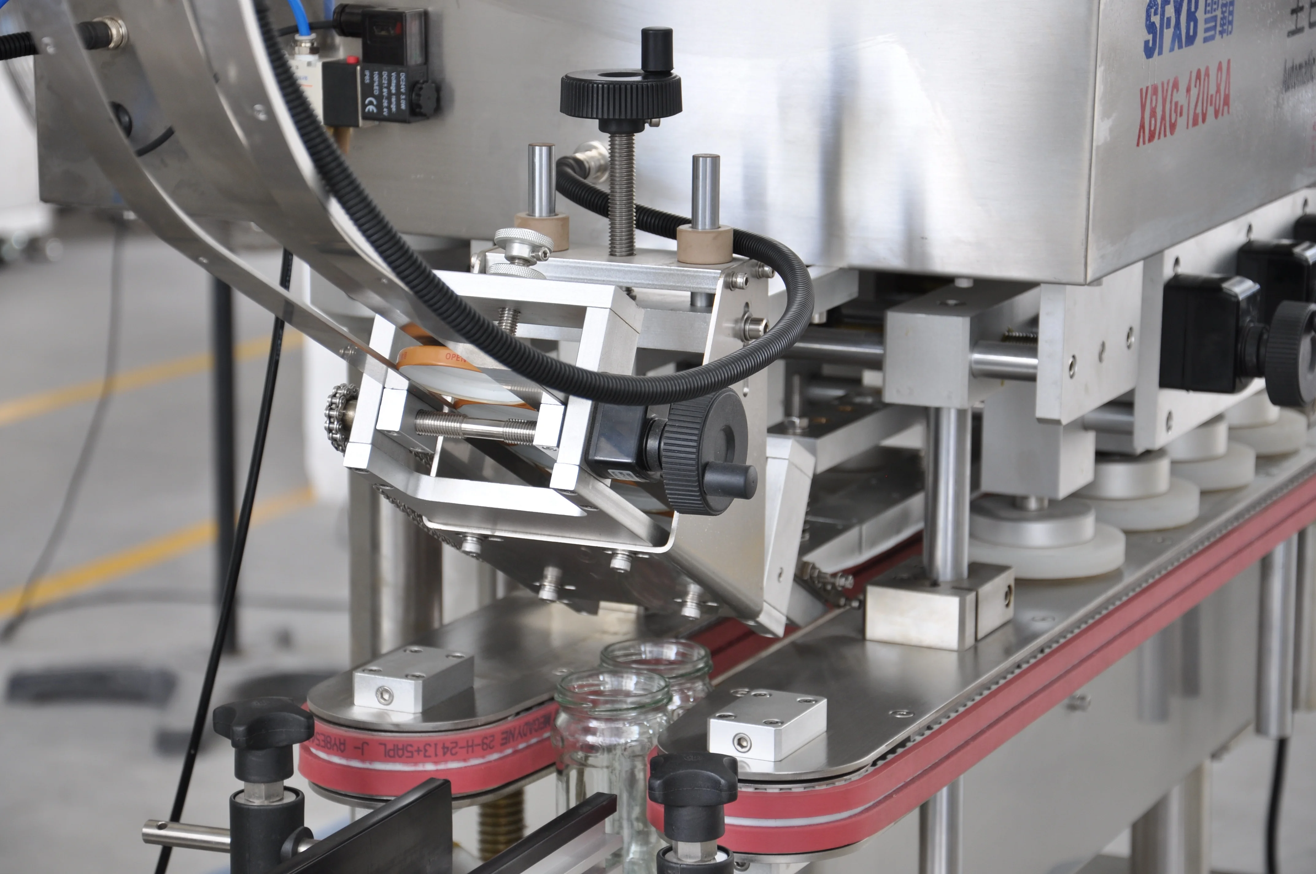 Автоматическая высокоскоростная машина для укупорки пластиковых бутылок