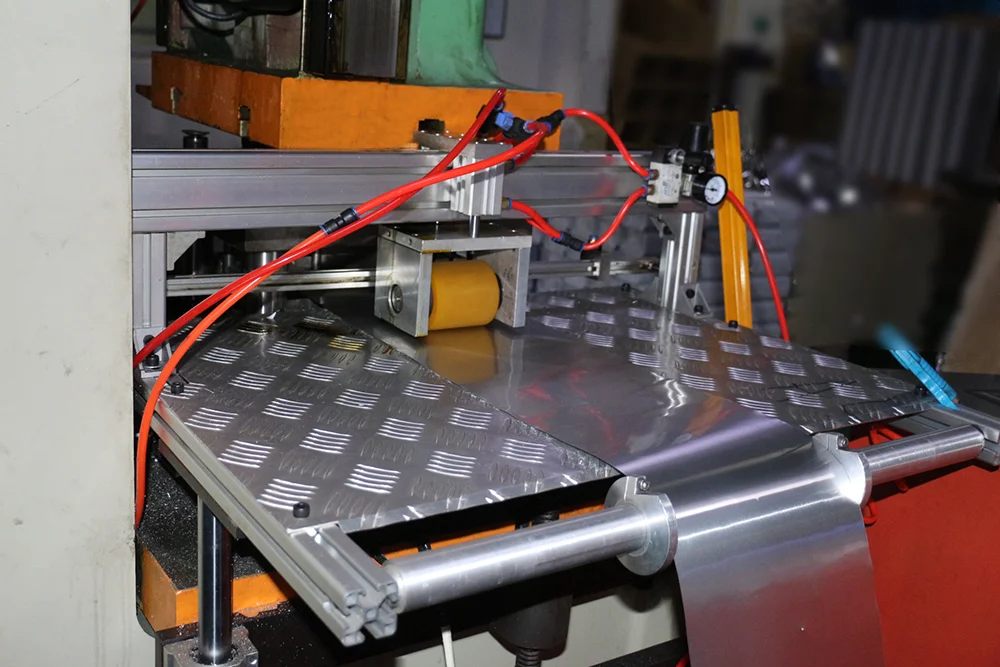 Alu Food Container Making Machinery Foil Machine Aluminum Tray for Packaging Punching Machine Hydraulic 310~450mm 5.5~7.5KW 70mm