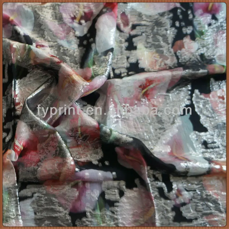 Шелковая жаккардовая ткань с цифровым принтом и металлической пряжей