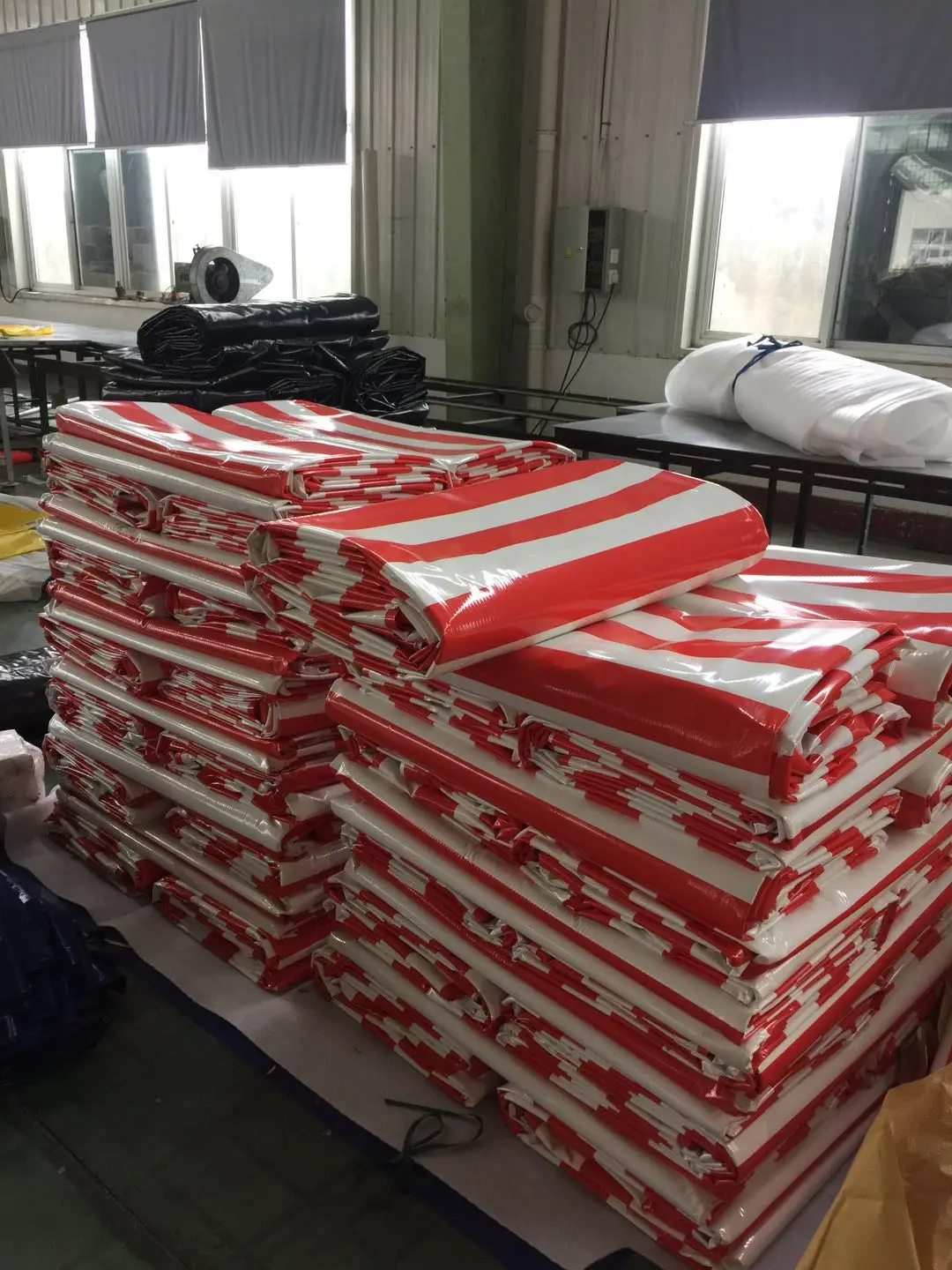 Полиэфирные виниловые водонепроницаемые красные и белые полосы ПВХ брезенты