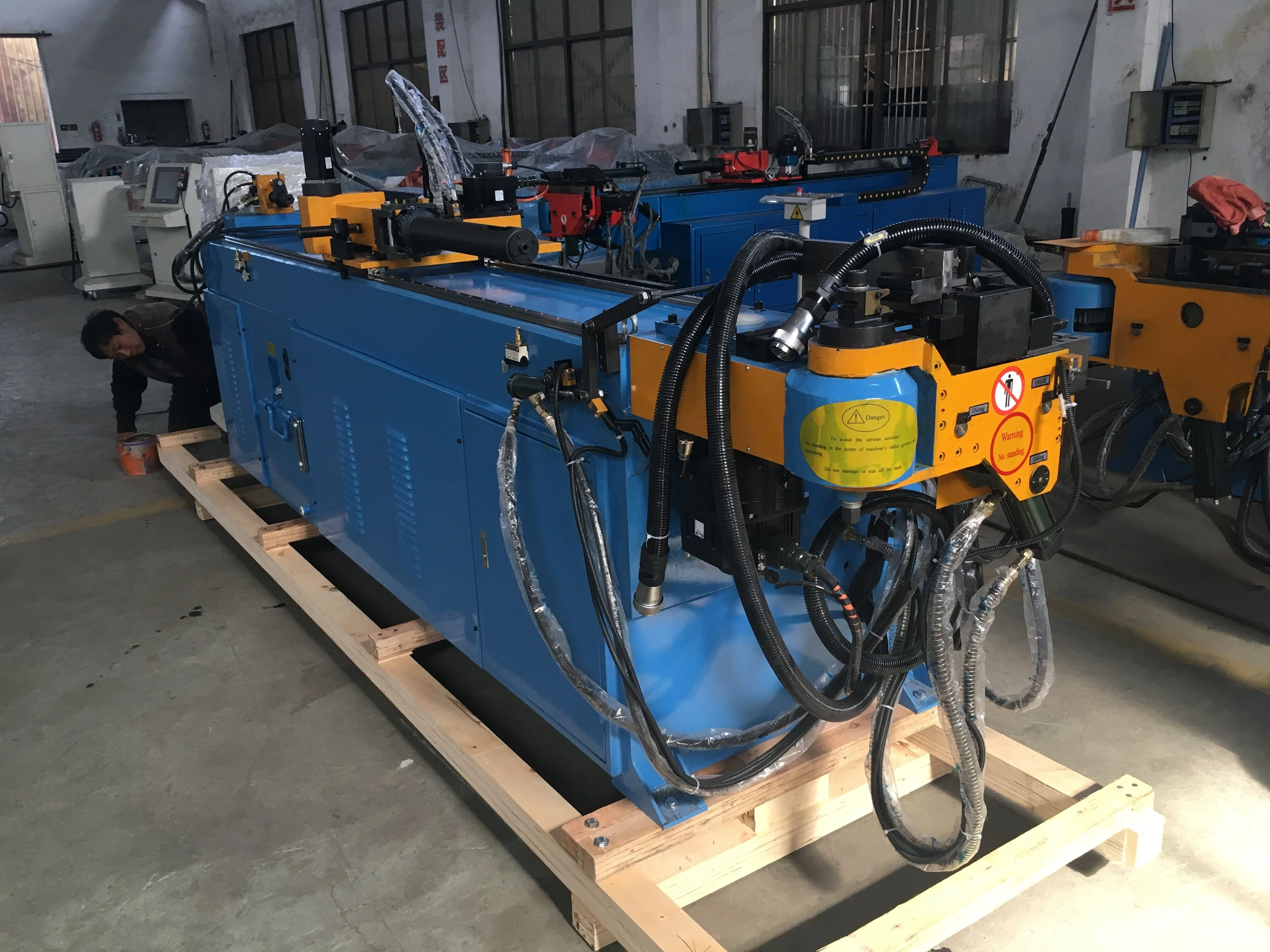 Brand new pipe/tube bending machine with high quality