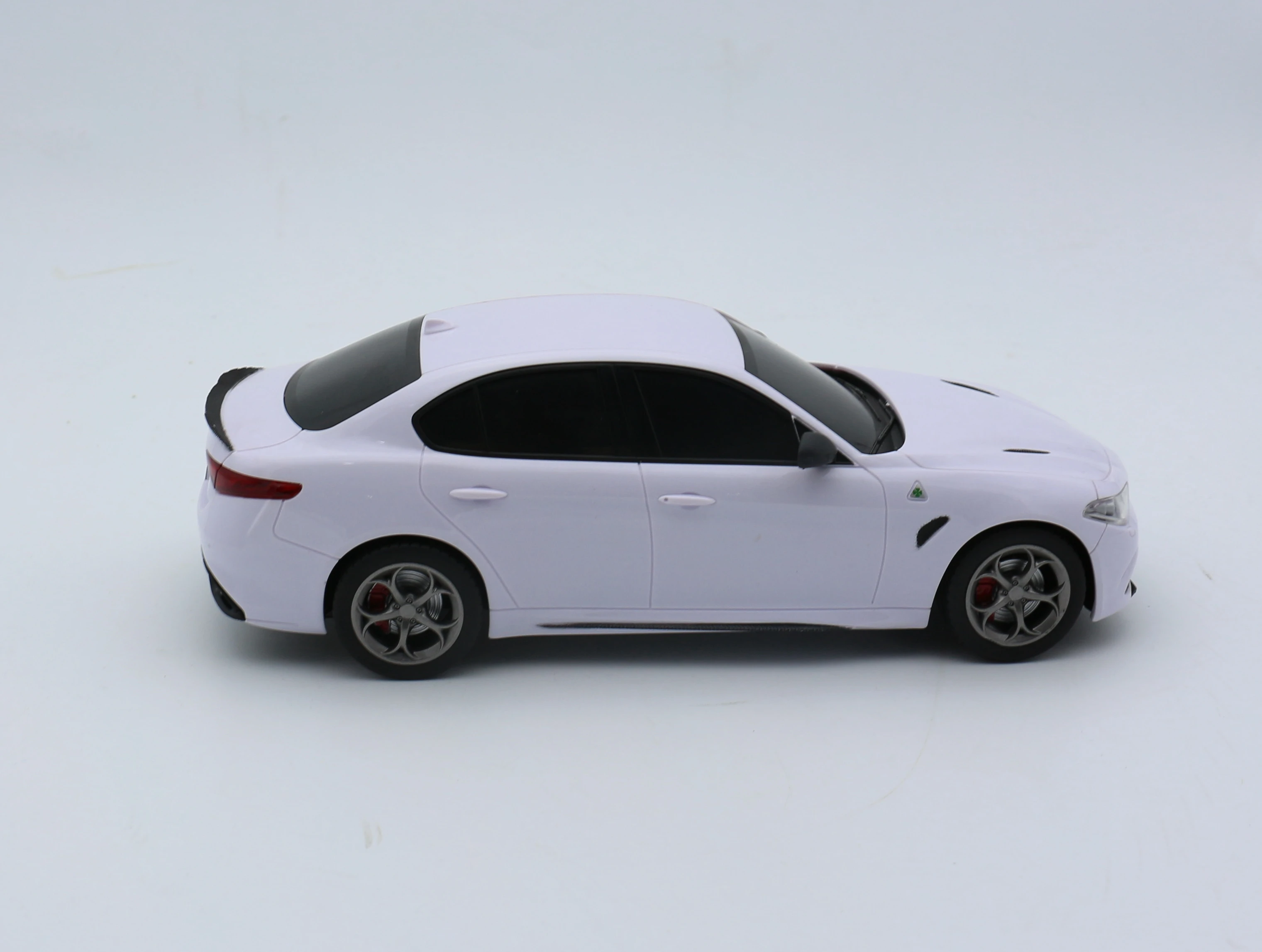  1 18 Масштаб 2 4G Радиоуправляемый автомобиль Радиоуправляемая машина Alfa Romeo Giulia с подсветкой