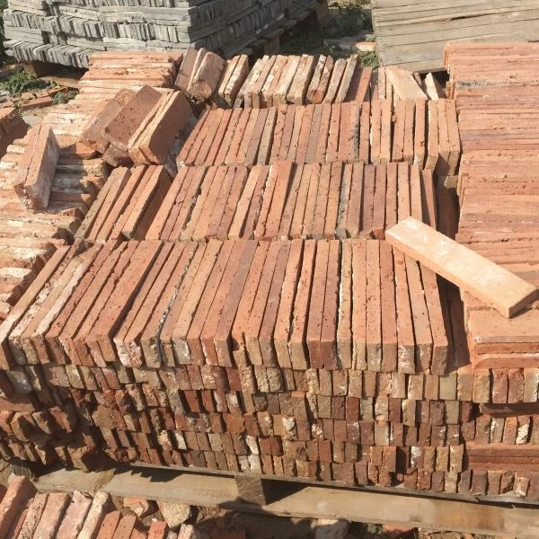 Использованные восстановленные кирпичи из красной глины