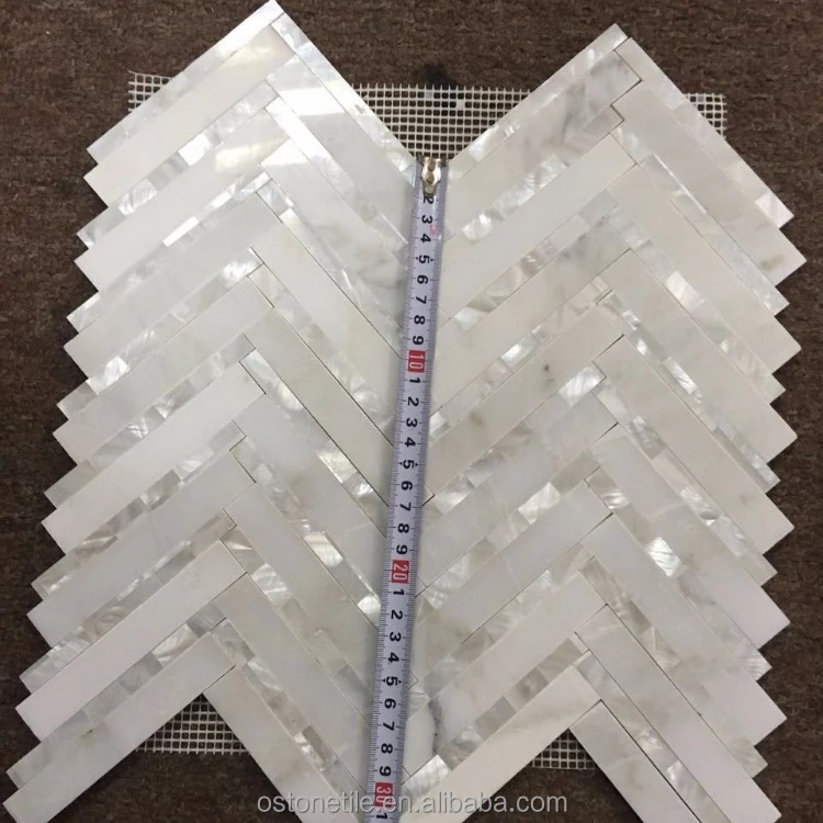 Белый мрамор с ракушкой в елочку