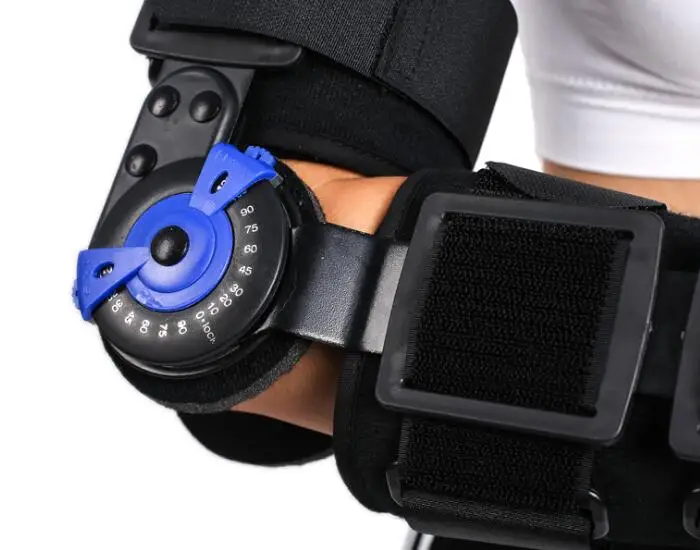 Adjustable elbow fixation support with single-sided hinge design for limiting position