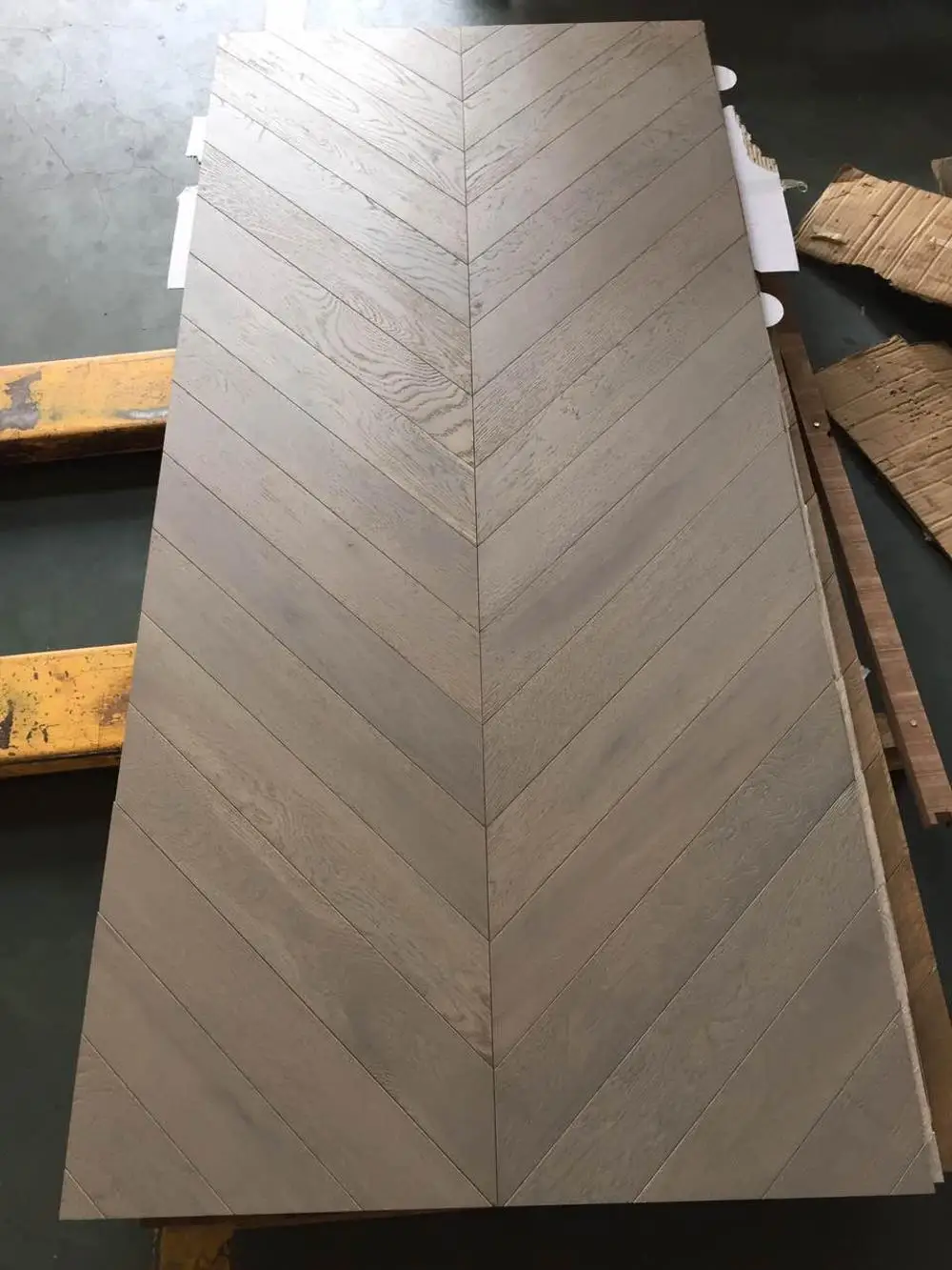 Popular Hardwood Chevron Engineered Wood Flooring