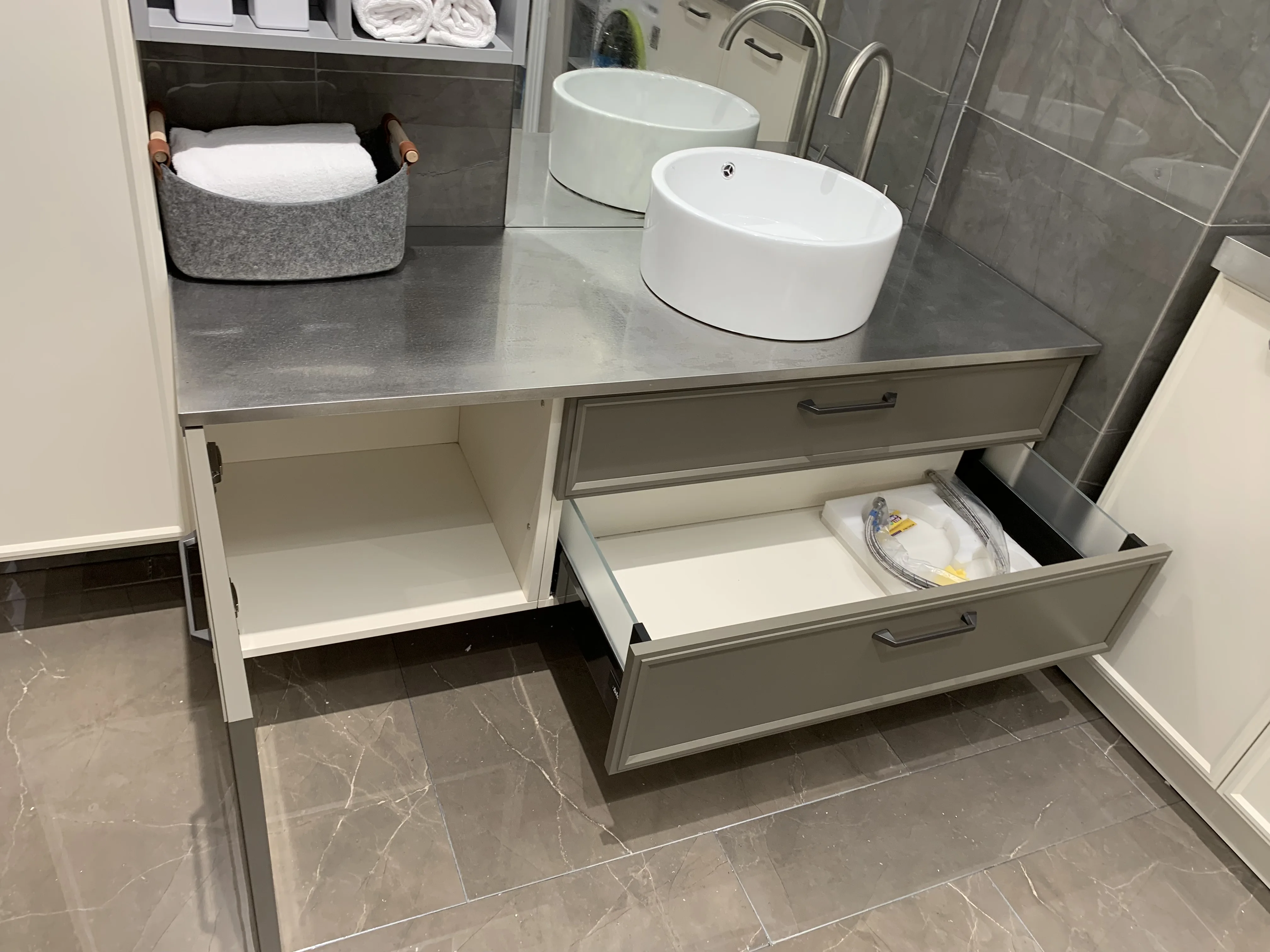 
2020 New Design Attractive European Style Small Rectangular Cabinet Bathroom Vanities 