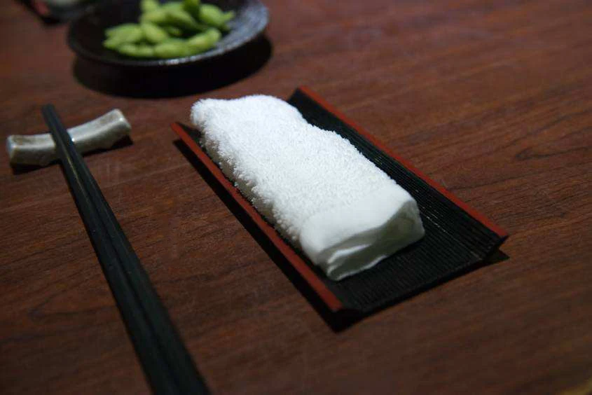 Lemon scented disposable wetness refreshing wet towel