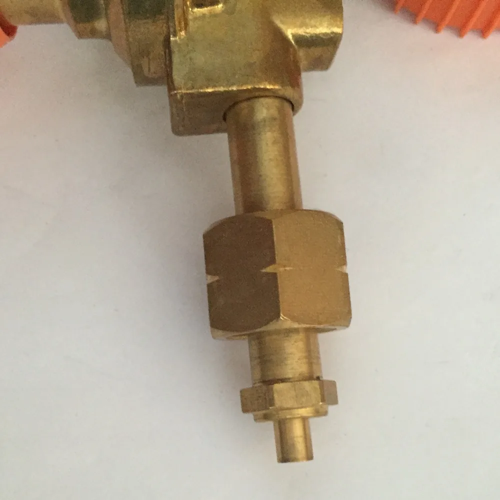Italy propane regulator with one gauge for pressure gauge