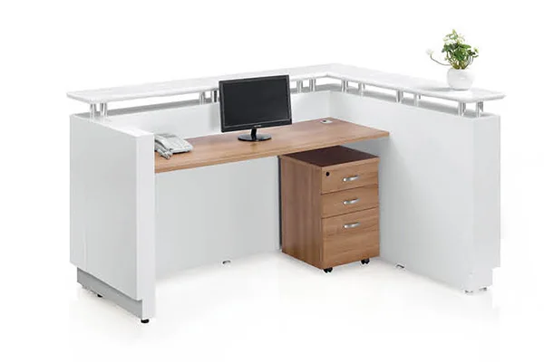 Белая L-образная стойка регистрации для выпечки