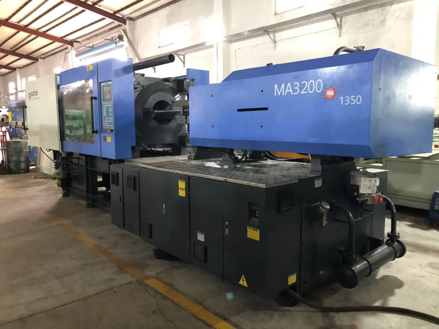 Бывшая в употреблении пластиковая литьевая машина MA3200 320