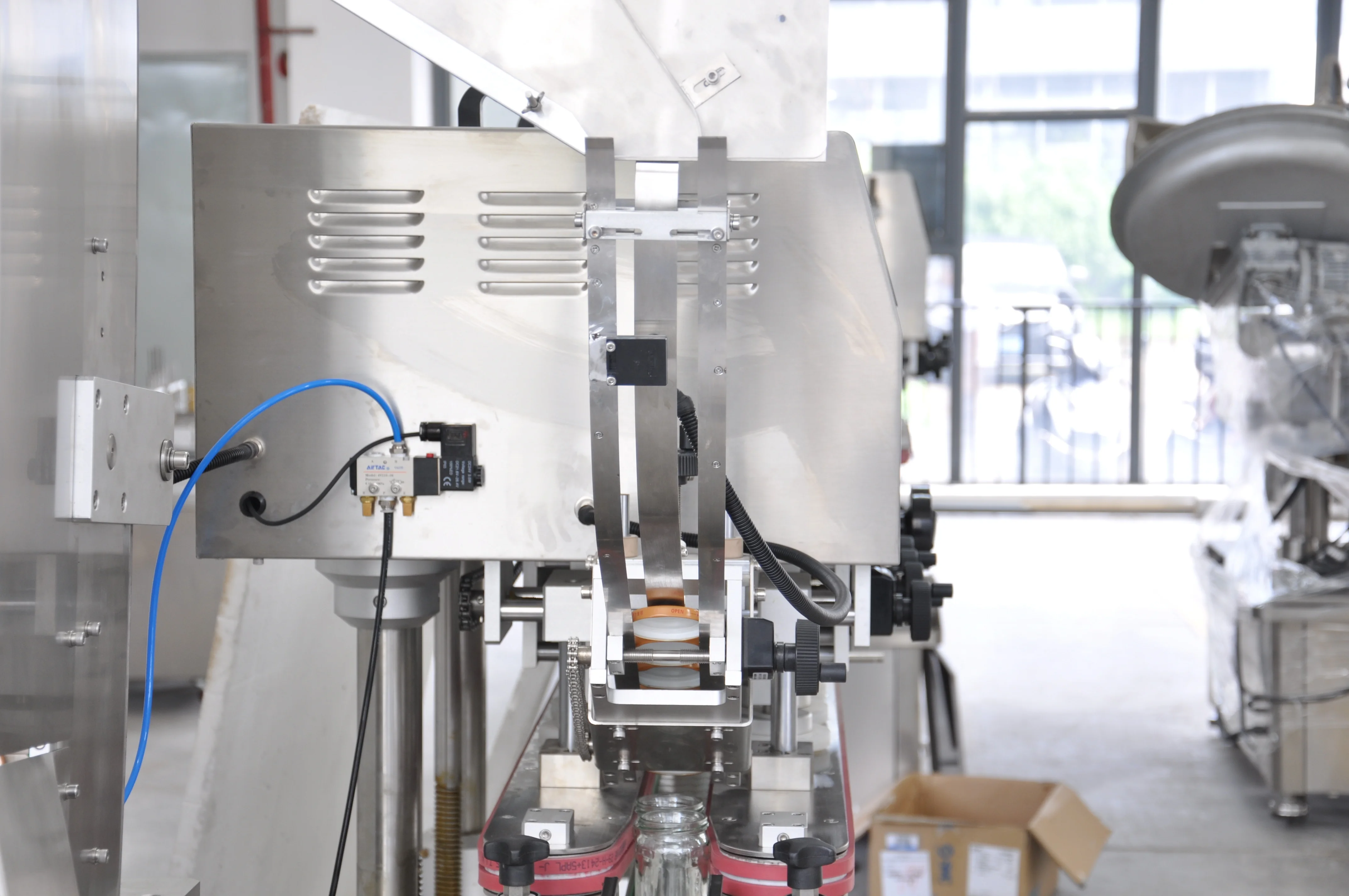 Автоматическая высокоскоростная машина для укупорки пластиковых бутылок