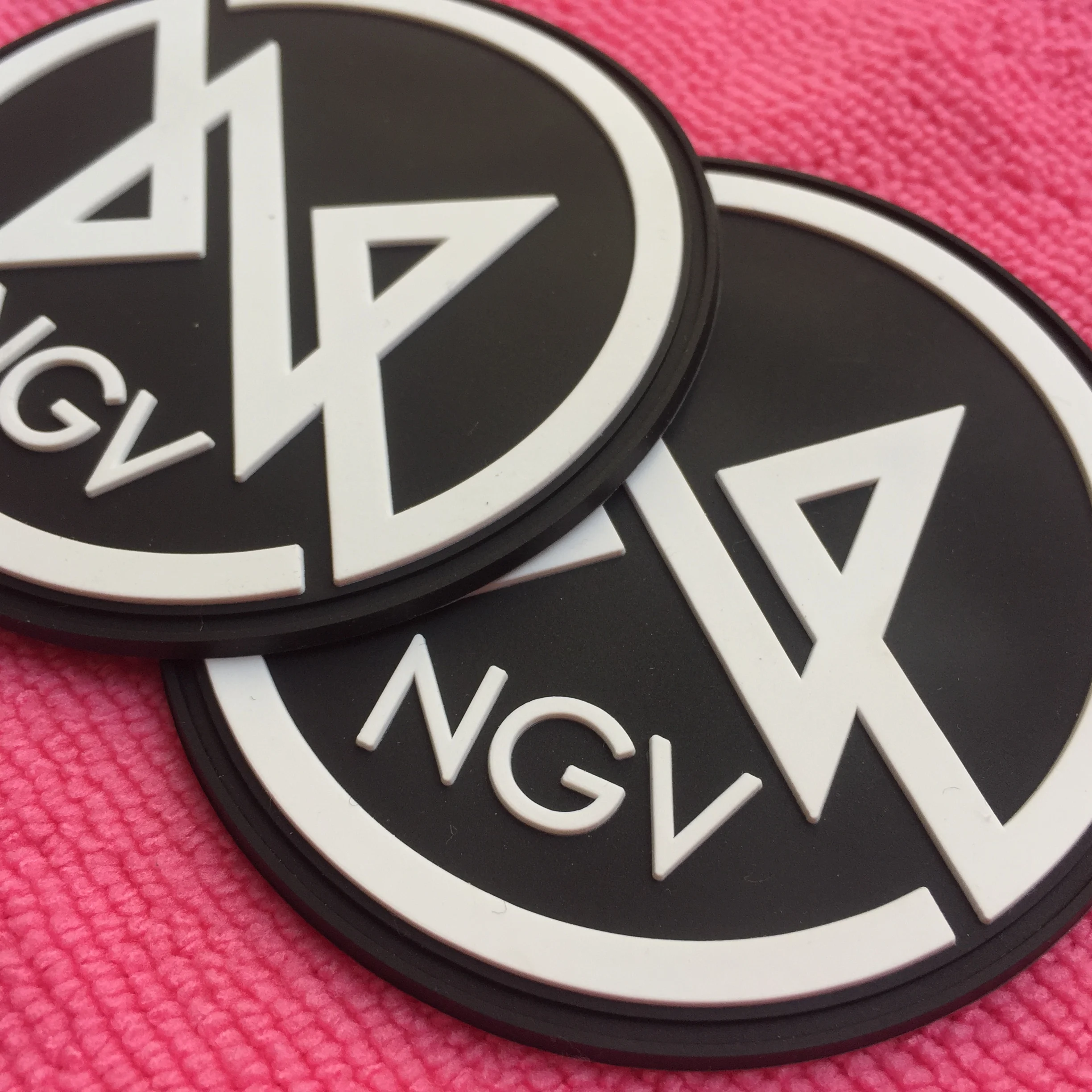 Ellipse silicone rubber label for bags,embossed logo PVC label for garments