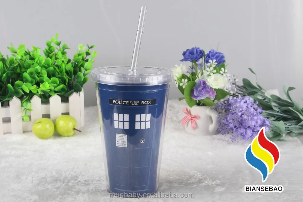 Темный цвет пластиковый стаканчик делая машину