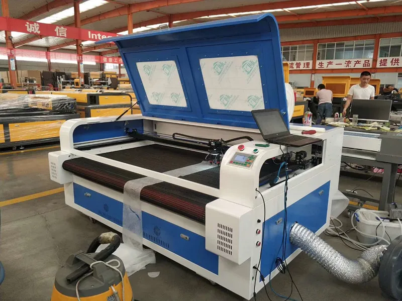 
co2 laser type carpet t shirts textile fabric 60W auto feeding laser cutting machine 1610 