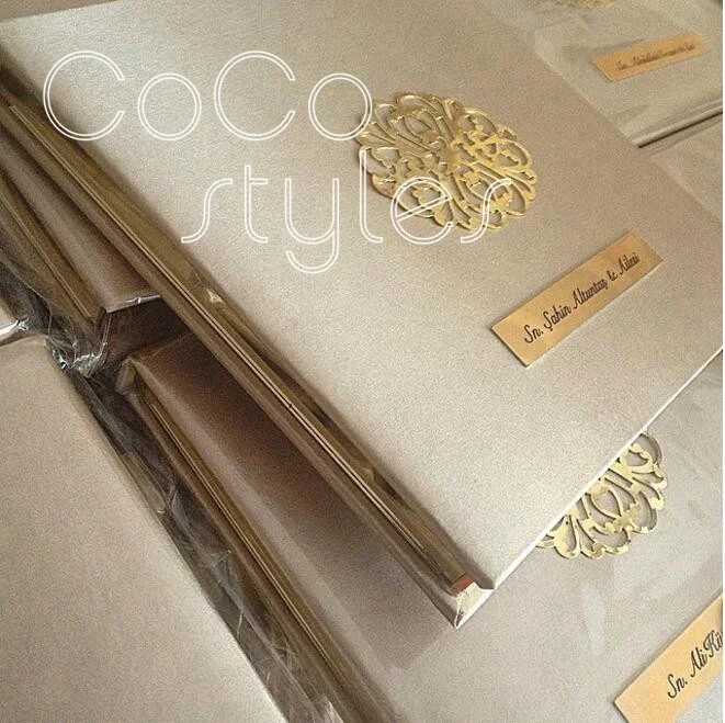 Cocostyles customized fancy gold mirror acrylic wedding invitation card boxed with metal decorate for graceful wedding