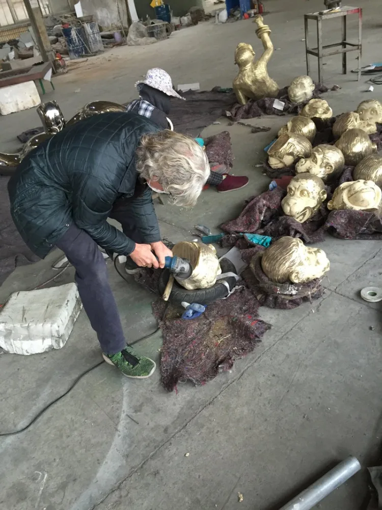Gold leaves casting bronze monkey statue sculpture for Macao shopping mall
