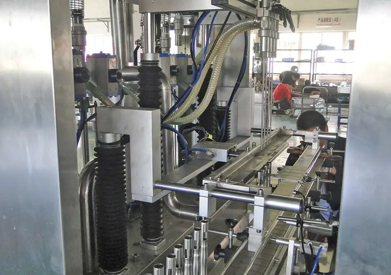 machinery industry equipment automatic manufacturers Servo motor control automatic canning bottle Detergent  filling machine