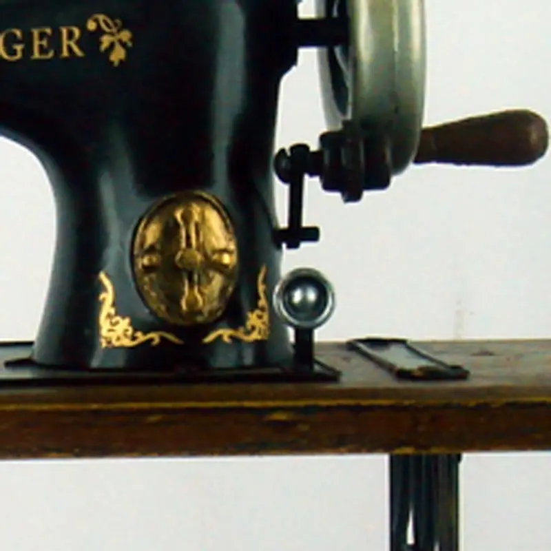 VINTAGE SEWING MACHINE 1:4-SCALE