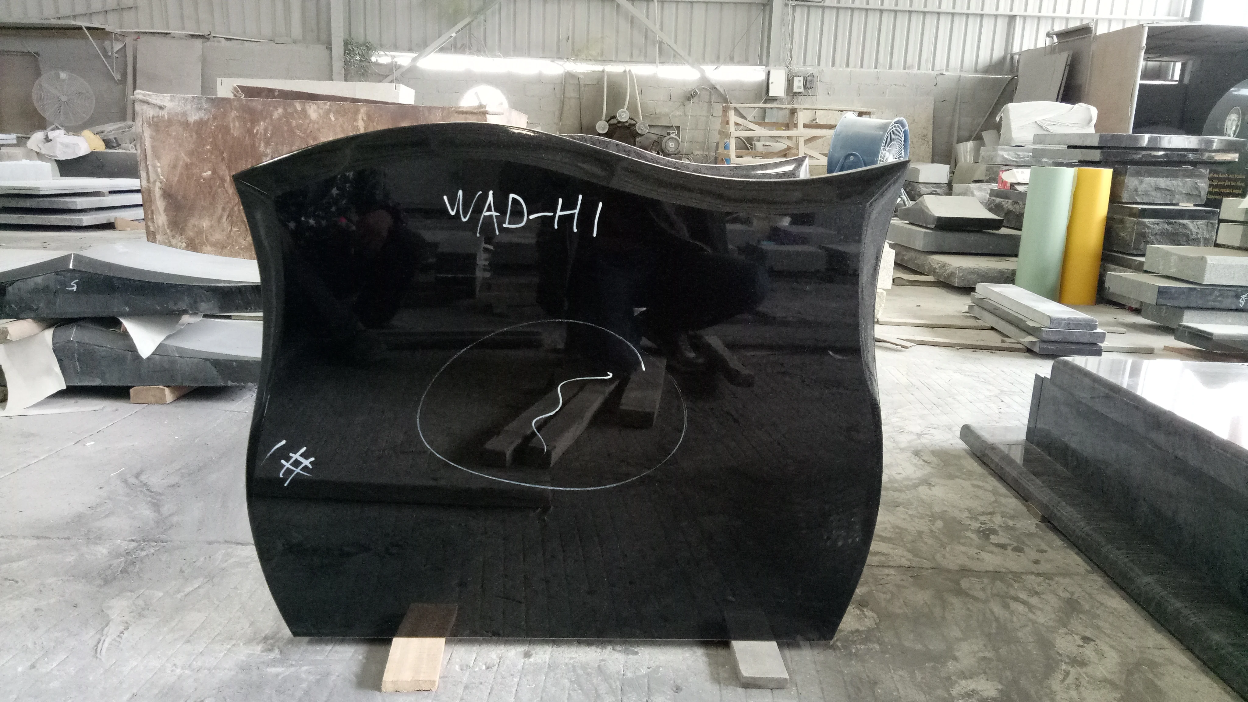 Импортный индийский камень-памятник из черного гранита