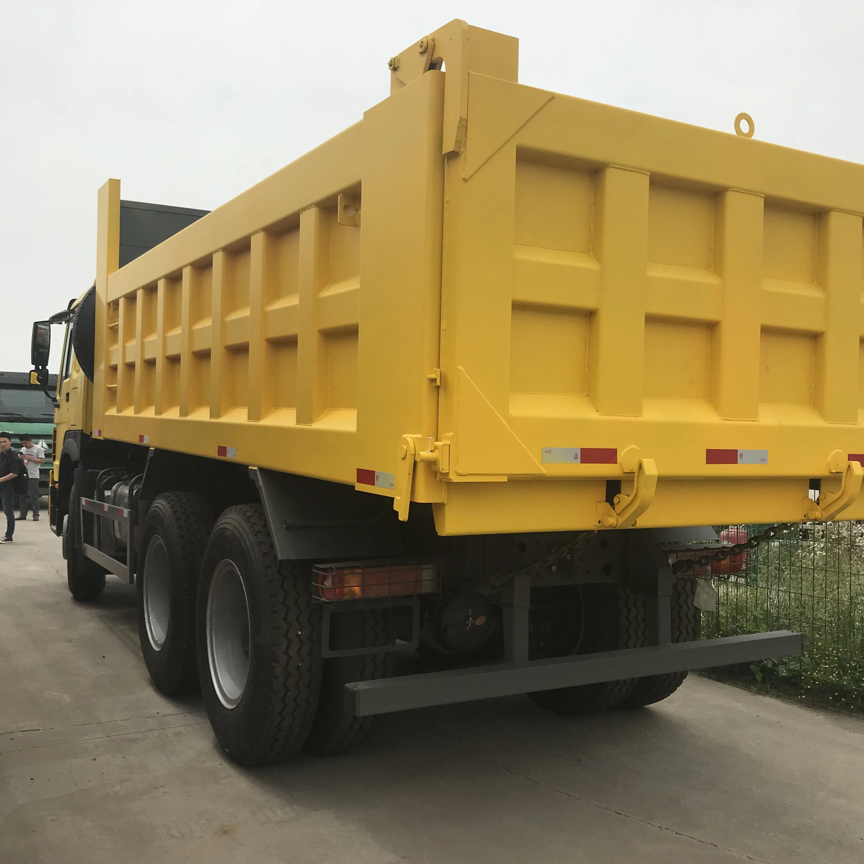 6x4 30ton Load 18Cubic Meter Volume Capacity Sinotruck Howo 371 Damper Truck