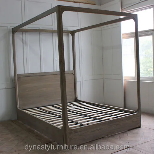 Антикварная деревянная кровать большого размера