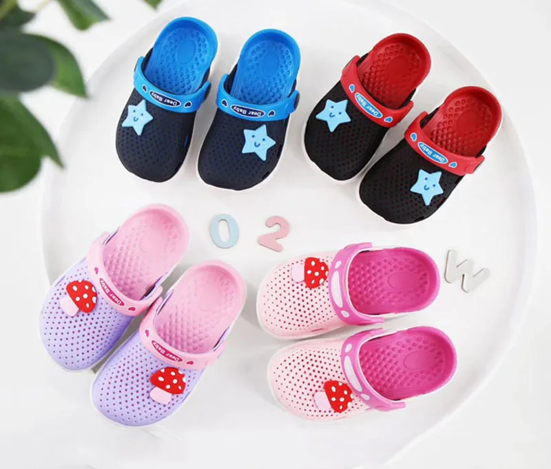 2019 New Summer Men fashion Beach Sandals Jelly Shoes Hollow Slippers Outdoor Men clogs Light Sandalias