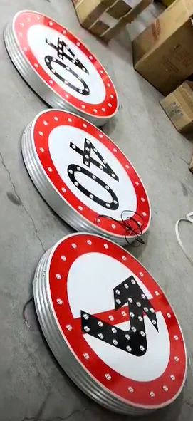 Solar powered led traffic sign light